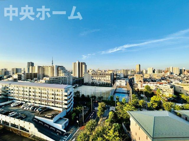 アクロシティBポートの展望|手を伸ばせば、ふれることが出来そうな環境が、そのままインテリアになったような印象です。その豊かな眺望にふさわしい空間には、通風・採光にも優れ、心地よい光と風があふれています