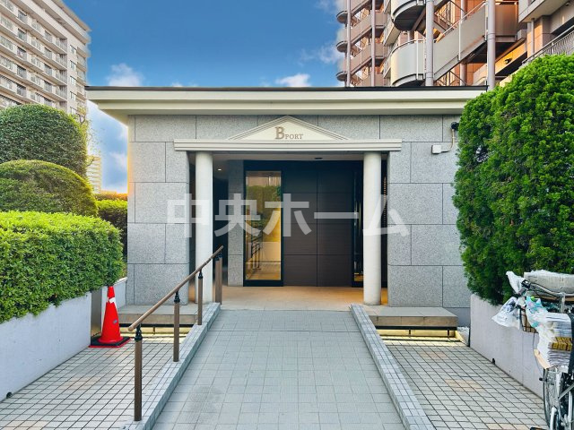 アクロシティBポートのエントランス|【エントランス】マンションのエントランスは、その物件の印象を決める、顔とも言える場所です。毎日通る場所ですからきれいなのが一番です。エントランス内はオートロックですので暮らしの安全も確保されています。