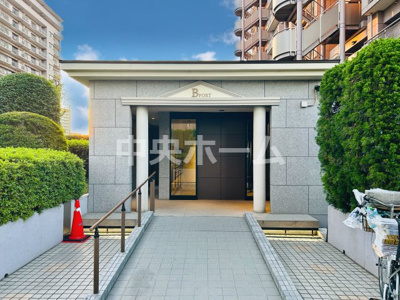 【エントランス】 | アクロシティBポート | 【エントランス】マンションのエントランスは、その物件の印象を決める、顔とも言える場所です。毎日通る場所ですからきれいなのが一番です。エントランス内はオートロックですので暮らしの安全も確保されています。