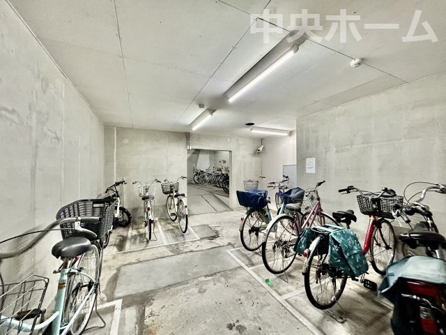 アクロシティBポートの駐輪場|【自転車置き場】最新の空き状況や費用などの詳細は担当スタッフまでお問い合わせください。