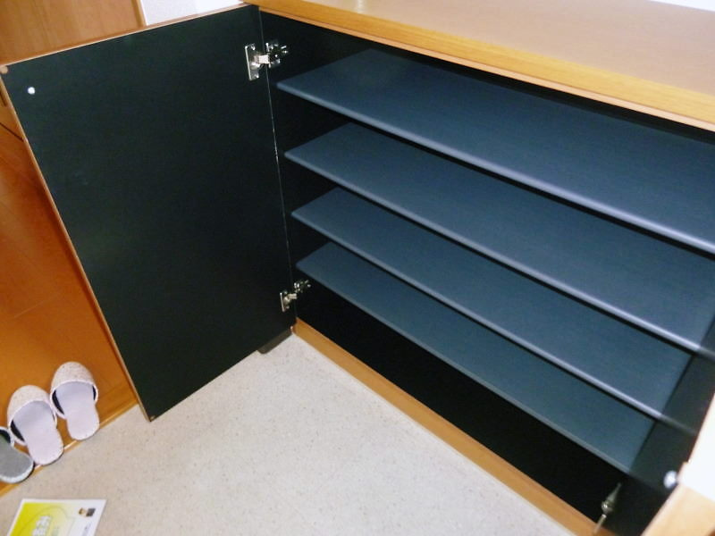 レージュ中根の玄関