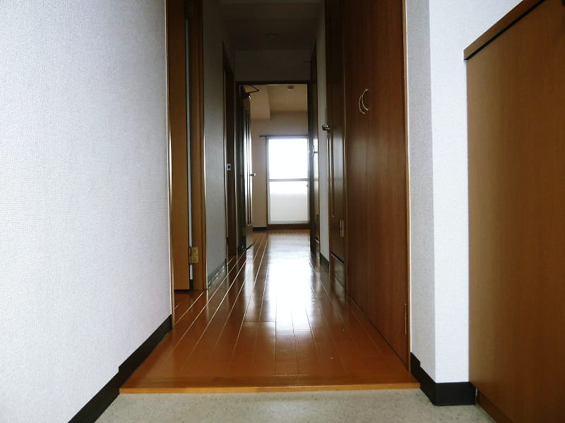 レージュ中根の玄関