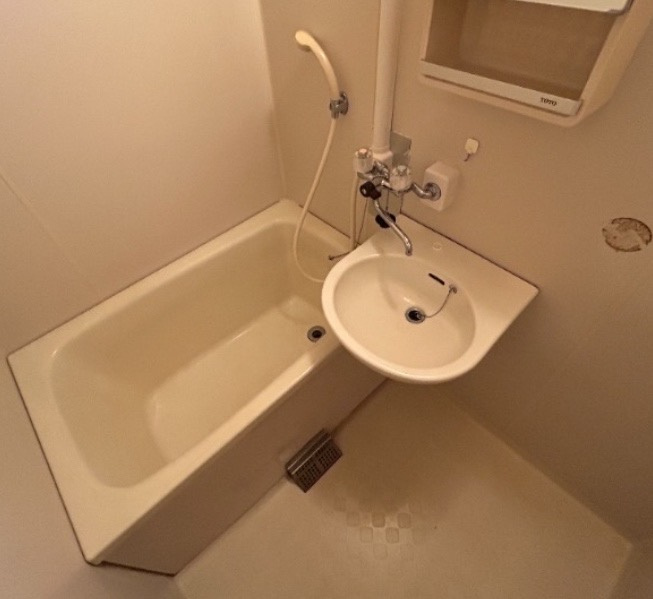 ひろやビルの浴室