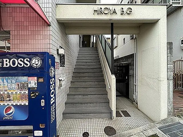 ひろやビルのエントランス