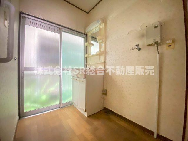 友井5丁目中古テラスハウスの脱衣所|明るい脱衣場です♪