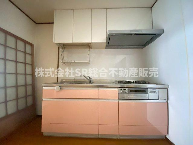 友井5丁目中古テラスハウスのキッチン|3口コンロ、グリル付きのシステムキッチンで快適にお料理できます♪