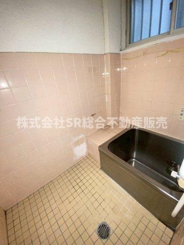 友井5丁目中古テラスハウスの浴室|お風呂には窓もあり、換気がバッチリとできます☆