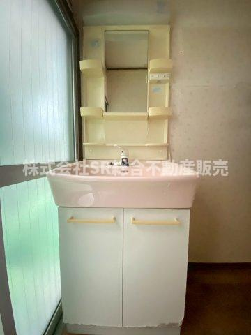 友井5丁目中古テラスハウスの独立洗面台|独立洗面台、小物を置くことができて便利です