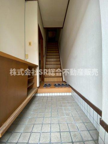 友井5丁目中古テラスハウスの玄関|玄関にはシューズボックスもございます！
