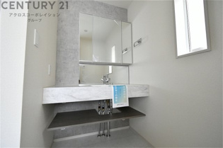 化粧品や洗顔料、歯ブラシなどの必需品をまとめて置ける収納スペースがあり、使用するたびに取り出す手間が省けます。また、水回りのため、濡れても大丈夫な素材が使用されており、お手入れが簡単です。