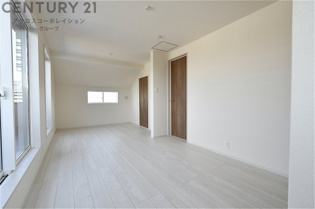 明るい色合いのフローリングとクロスを使用した洋室は家具やインテリアとも調和しやすく空間が広く感じられ開放感を生み出します。自然光を効果的に反射し、室内を明るく保つため、日中の照明使用を抑えられます。