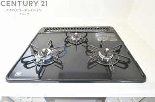 多数の調理器具を同時に使用でき、料理の効率化が可能。省エネで節約になり、様々な料理スタイルに適応できます。また、火力調整が独立しており、手入れや掃除もしやすく、今よりもっとお料理が楽しくなるかも。