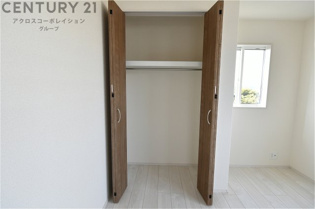 衣類やアクセサリー、小物類の収納が便利で整理整頓がしやすく、部屋の美観を保ちつつ、スペースを最大限に活用できます。衣服のしわやダメージを防ぎ、長持ちさせることができます。