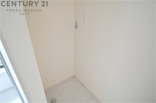 洗濯物の仕分け作業がしやすく、整理整頓が容易になります。洗濯音や湿気を他の部屋に持ち込まず、生活環境を快適に保ちます。上部を活用すれば収納スペースを確保でき洗剤や洗濯用品の整理もしやすくなります。