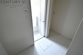 衣服の収納や脱ぎ着や整理整頓がしやすく、湿った衣類を乾燥させるスペースがありカビや臭いの発生を防ぎます。床の汚れを他の部屋に持ち込まず清潔を保つことができます。また快適な入浴環境の整備にも役立ちます。