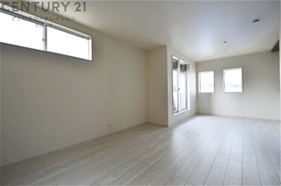 リビングダイニングは家族や友人とのコミュニケーションを楽しむ場所でくつろぎながら食事や会話を楽しめ、多目的に利用できリラックスできる空間です。家庭内の中心として機能し、快適な生活をサポートします。