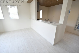 キッチン前のダイニングスペース　カウンターキッチンから料理の受け渡し等に便利です。ダイニングセットを置いても十分な広さを確保。