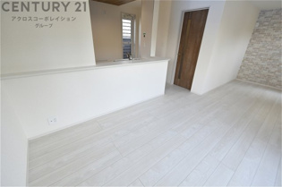 キッチン前のダイニングスペース　カウンターキッチンから料理の受け渡し等に便利です。ダイニングセットを置いても十分な広さを確保。