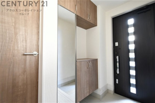 大きな玄関収納付きの玄関です　家族皆様の履物をしっかり収納できます　姿見付きでお出かけ前の身だしなみチェックに便利です