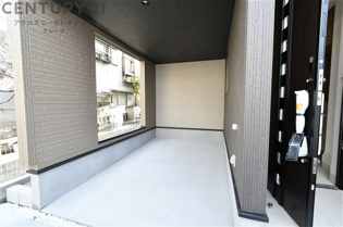 車庫付き　天井があり、雨風から愛車を守ってくれます。