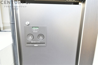 宅配ボックスは荷物の受け取りや配達が便利で安全です。不在時でも荷物が確保され、盗難や損傷のリスクが減少。受け取り時間の柔軟性が向上。外出先からでも荷物の受け取りや預けが可能となります。