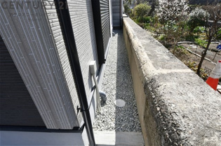 隣地との間には砂利を配布