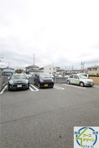 クリスタルビラの駐車場