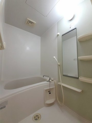 レーヴフロンスＡの浴室