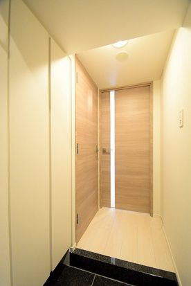 ステージファースト上野松が谷アジールコートの玄関