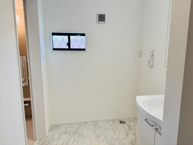 八王子市　上柚木　新築一戸建て　１期の脱衣所|～窓付きで明るい洗面所　ゆとりのある広さです～