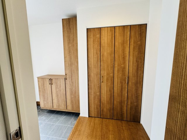 八王子市　上柚木　新築一戸建て　１期の玄関|～収納タップリの玄関です～