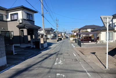 【前面道路含む現地写真】 | 【片岡町第9期　現地外観】
※令和8年1月時点