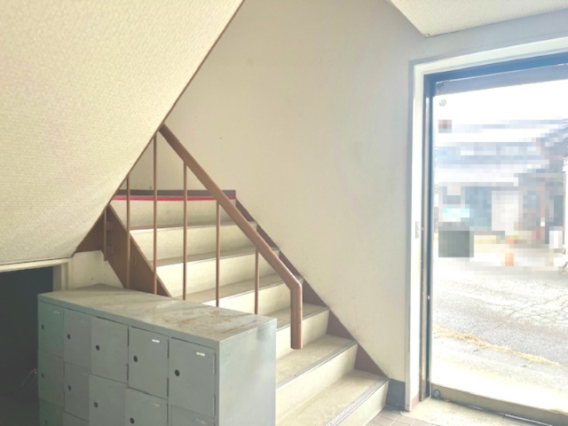 高島市新旭町針江ビルの内装|1階階段