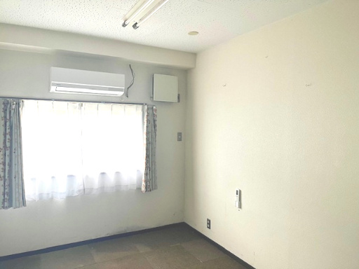 高島市新旭町針江ビルの内装|1階にはこのような洋室が4室ございます。