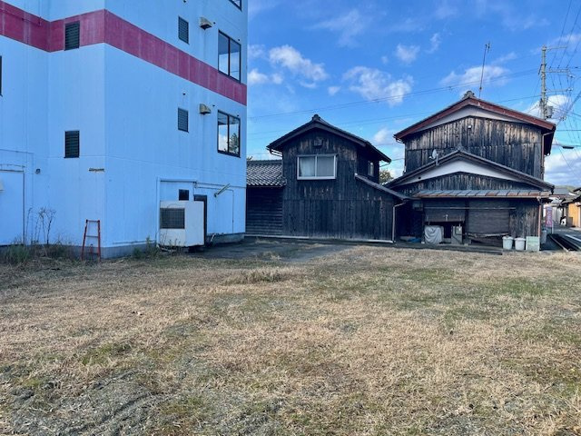 高島市新旭町針江ビルの駐車場|敷地内駐車場もしっかりした広さがあります。