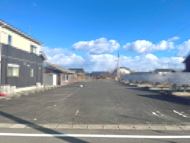 高島市新旭町針江ビルの駐車場|側道路向かいの駐車場（地目：雑種地、地積：601㎡）も取引きに含みます。