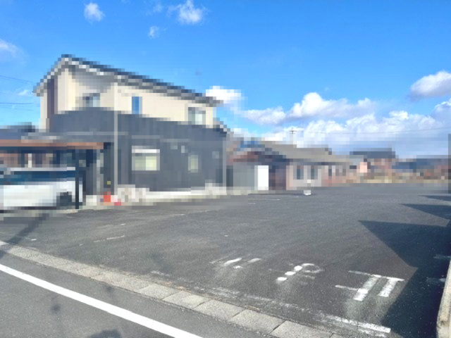 高島市新旭町針江ビルの駐車場|北側道路向かいの駐車場（地目：雑種地、地積：601㎡）も取引きに含みます。