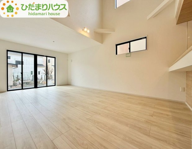 野田市山崎23期　新築戸建　1号棟の居間・リビング|リビング上部の吹き抜けが、家族だんらんの時間をより一層明るく開放的にしてくれます(^^)/