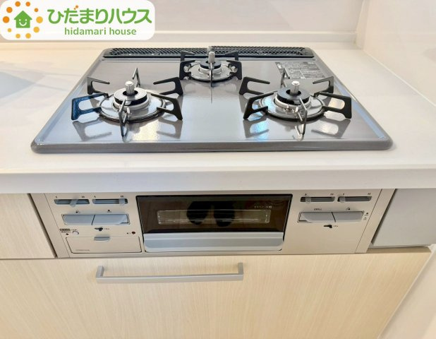 野田市山崎23期　新築戸建　1号棟のキッチン|3口コンロと収納豊富なキッチンで、ママの毎日のお料理もはかどります☆								
