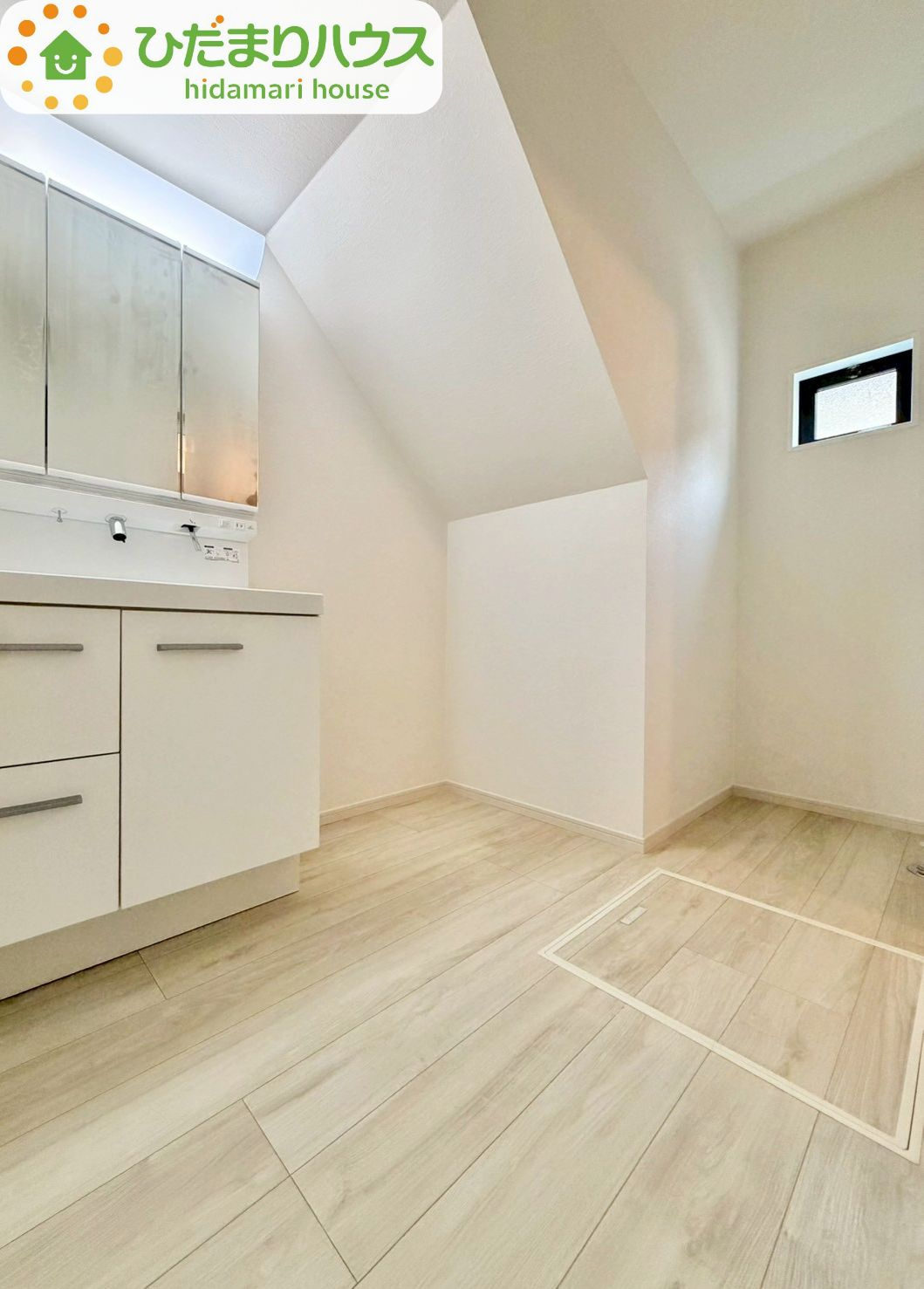 野田市山崎23期　新築戸建　1号棟の独立洗面台|ゆったりとした洗面所で、忙しい朝の支度もストレスなくできますね♪							
