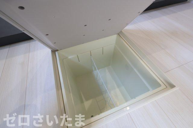 《仲介手数料無料》岩槻区東町１丁目9-29新築一戸建てリーブルガーデンのキッチン|床下収納