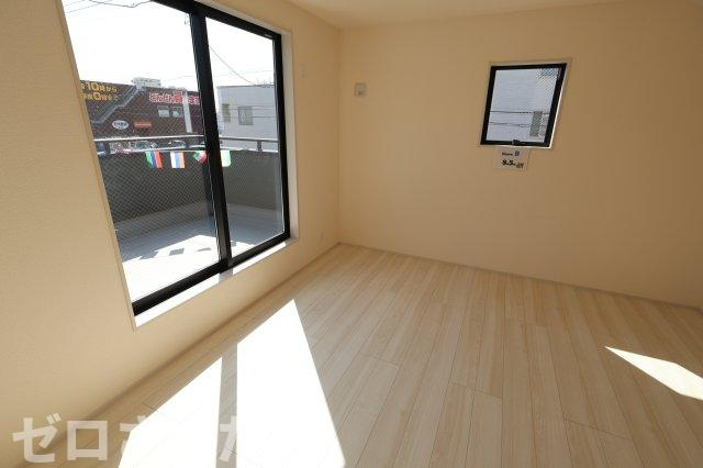 《仲介手数料無料》岩槻区東町１丁目9-29新築一戸建てリーブルガーデンの洋室|2階洋室8.5帖 南向きのバルコニーがあるお部屋なので日当たり良好です☀