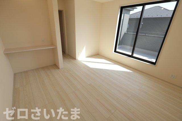 《仲介手数料無料》岩槻区東町１丁目9-29新築一戸建てリーブルガーデンの洋室|2階洋室8.5帖 南向きのバルコニーがあるお部屋なので日当たり良好です☀