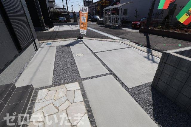 《仲介手数料無料》岩槻区東町１丁目9-29新築一戸建てリーブルガーデンの駐車場|車種によりますが車を2台並列で駐車できます。