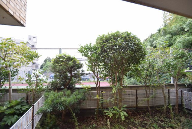 サンシティ西船|南にある専用庭は日当たり良好です。