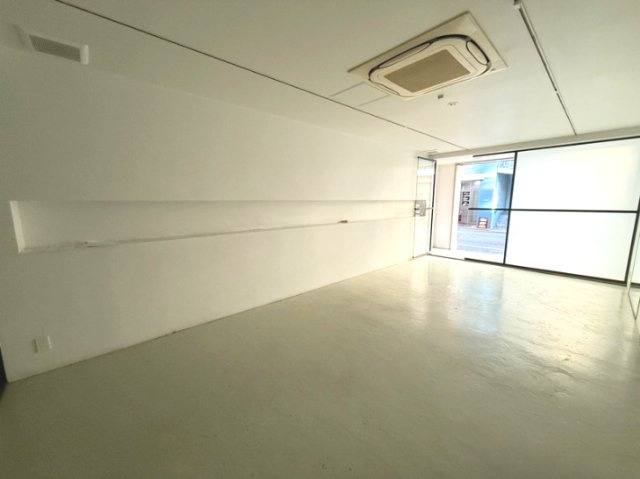 スズキビルの内装