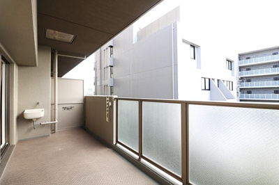 【バルコニー】 | リベールシティ吹田 | 南西向きバルコニー！ガラス手すりで採光に配慮。ガーデニングの水やりや掃除などに便利なスロップシンク有り。
