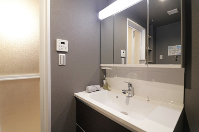 【独立洗面台】 | リベールシティ吹田 | 三面鏡付き洗面化粧台！鏡裏やボウル下にたっぷり収納があり、生活感の出やすいアイテムも収納可能です。