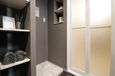 【独立洗面台】 | リベールシティ吹田 | 防水パン付き洗濯機置き場有り！可動棚で使いやすいリネン庫も備わり、スッキリと整えられた空間に。