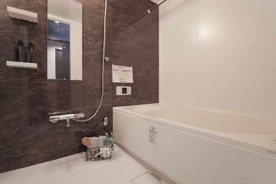 【浴室】 | リベールシティ吹田 | 1日の疲れを癒すゆったりとしたバスルーム！浴室乾燥機付きで、花粉や梅雨の季節のお洗濯にも大活躍。